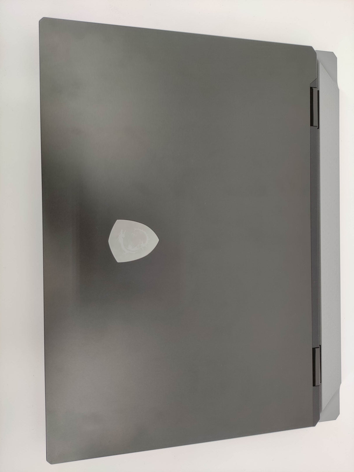 MSI Laptop Titan 18 HX AI A2XWIG-073DE - Refurbished