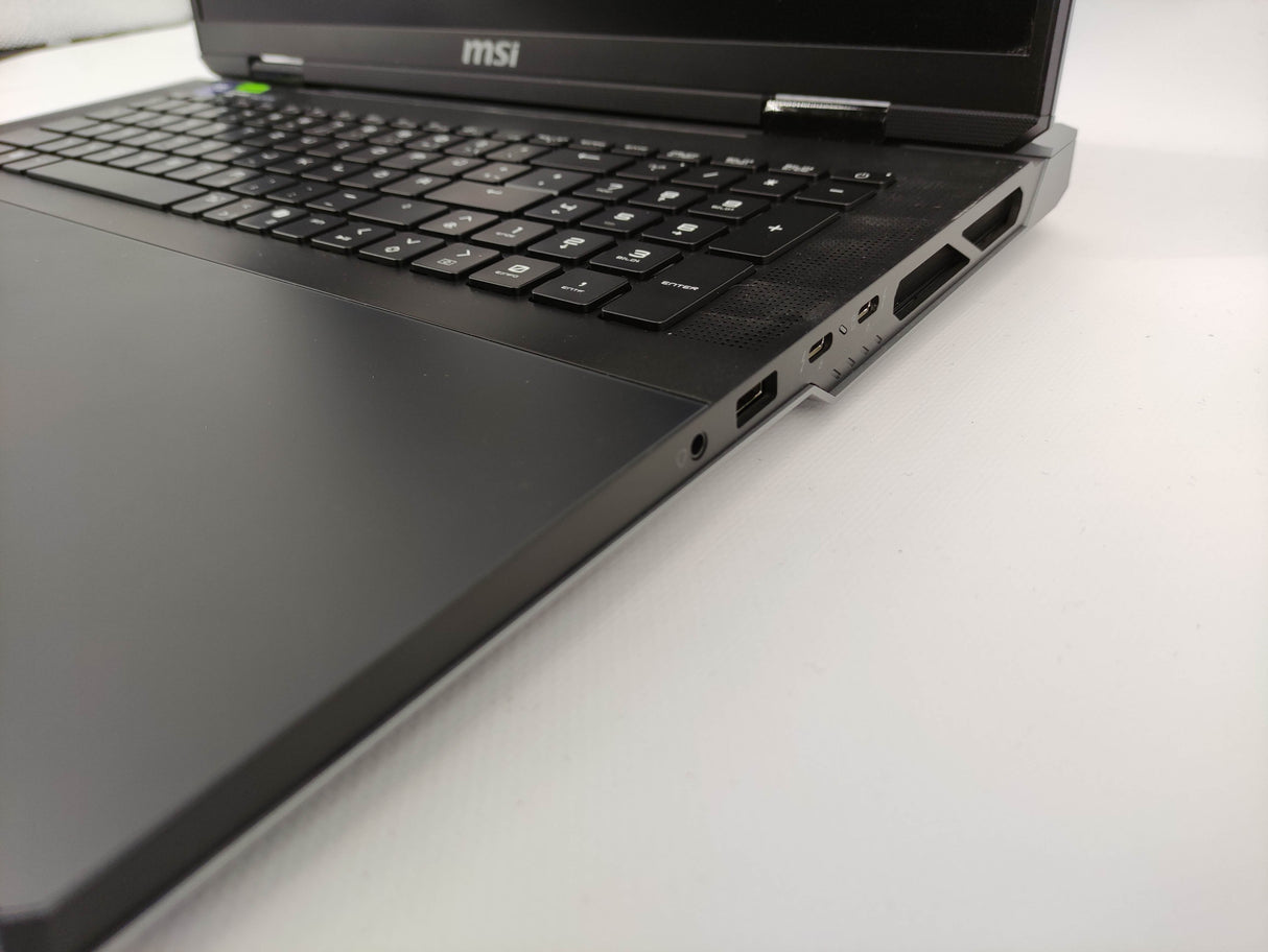 MSI Laptop Titan 18 HX AI A2XWIG-073DE - Refurbished